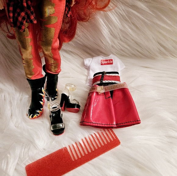 Rainbow High Doll Ruby Anderson with Outfits Series One - Picture 3 of 7